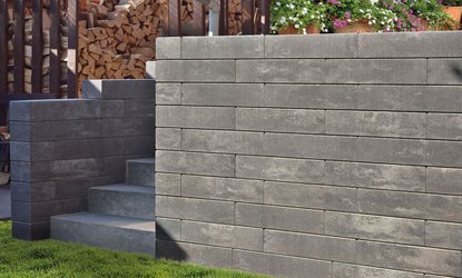 Stützmauer aus Betonsteinen