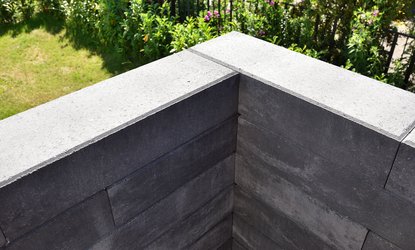 Ecke mit Betonsteinen
