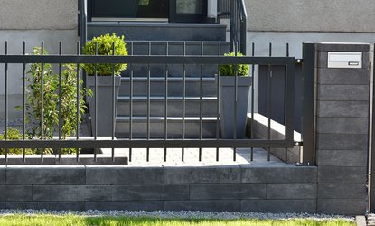 Betonsteine in Anthrazit nuanciert