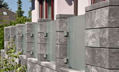 Vario-Line® in Anthrazit-Weiß meliert mit Sichtschutz-Glaselementen.Weserwaben Mauer mit Glas
