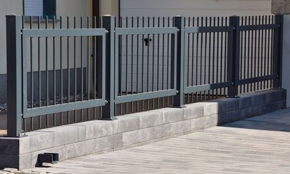 Betonmauer und Zaun