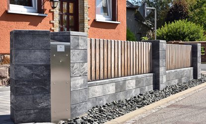 Mauersystem Vario Line in Anthrazit-Weiß meliert kombiniert mit Holzzaun