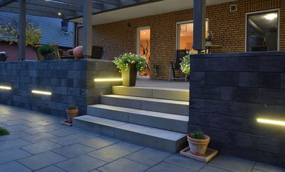Vario-Line® mit LED-Leuchtelementen, Mauer mit Licht