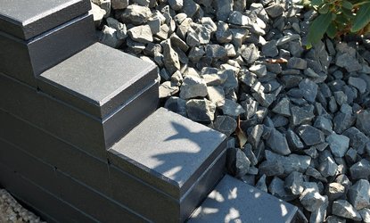 Abtreppung in Mauer Anthrazit